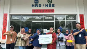 Penyerahan APD secara simbolis oleh BPJS KEtenagakerjaan kepada PT GSI (Sumber: Dok BPJS Ketenagakerjaan)