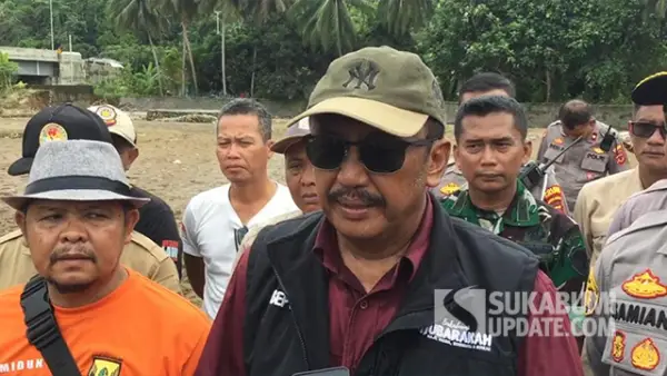 Bupati Sukabumi Asep Japar saat meninjau lokasi banjir bandang di Kecamatan Cisolok, Kabupaten Sukabumi.. (Sumber : SU/Ilyas).