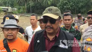 Bupati Sukabumi Asep Japar saat meninjau lokasi banjir bandang di Kecamatan Cisolok, Kabupaten Sukabumi.. (Sumber : SU/Ilyas).