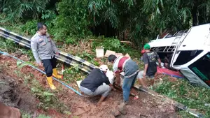 Pickup bermuatan material bangunan masuk ke jurang sedalam sekitar empat meter di Jalan Nasional, Kampung Cibalok, Desa Waluran Mandiri, Kecamatan Waluran, Kabupaten Sukabumi, pada Selasa (28/10/2025). (Sumber : Istimewa.).