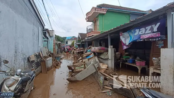 Kondisi permukiman warga di Kecamatan Cisolok, Kabupaten Sukabumi yang dilanda banjir bandang, Senin (27/10/2025). (Sumber : SU/Ilyas).