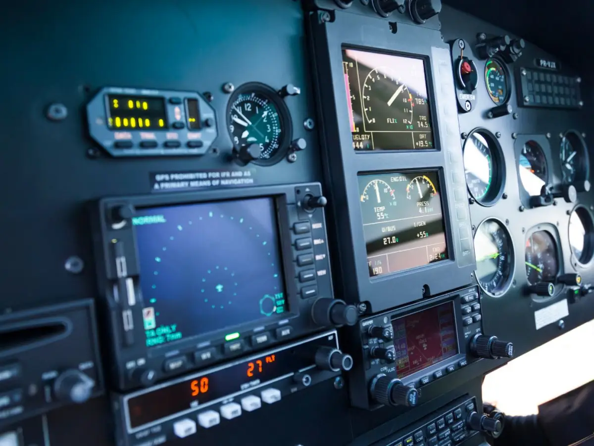 Karena kompleksitas perangkat lunak dalam pesawat modern, perhatian kini juga beralih ke keamanan siber dan integritas kode (software integrity).