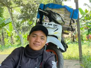 Potret naratif tentang Aliem Sasuke yang dengan donat dan hati laparnya menyentuh jiwa-jiwa di pedesaan. Bukti bahwa kebaikan sejati lahir dari empati, bukan pencitraan.(Foto:facebook.com/alpert.acmad)