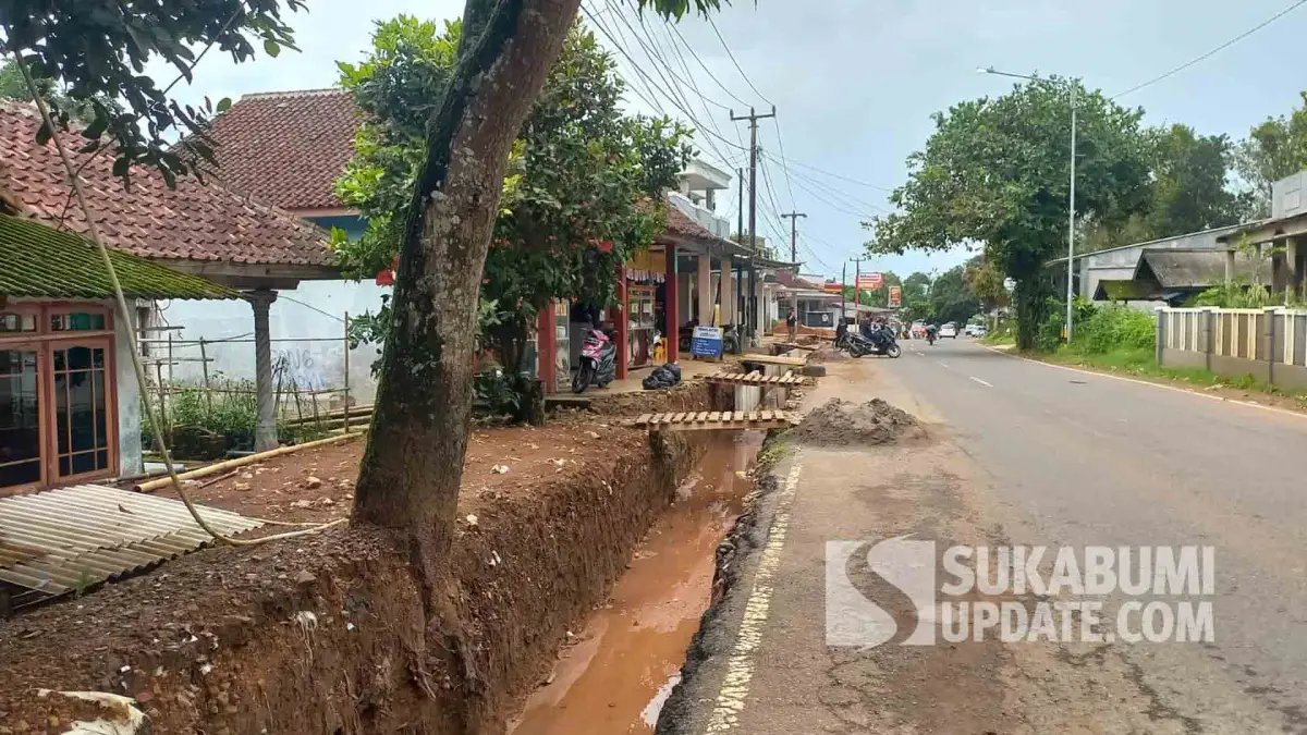 Kondisi di sekitar proyek pemasangan U-ditch pada saluran drainase di sepanjang bahu Jalan Nasional ruas Kiaradua–Jampangkukon, Kampung Galumpit, Desa Sukamukti, Kecamatan Waluran, Kabupaten Sukabumi.