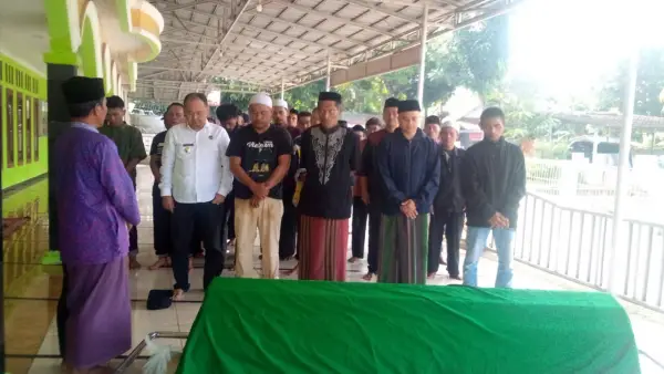 Siswi MTs di Sukabumi AK (14 tahun) saat di salatkan oleh keluarga dan dihadiri pemerintah desa serta pemerintah kecamatan Cikembar | Foto : Dok. Pemcam Cikembar