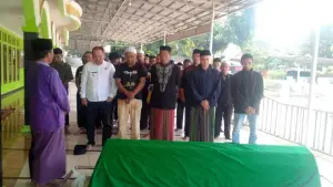 Siswi MTs di Sukabumi saat di salatkan oleh keluarga dan dihadiri pemerintah desa serta pemerintah kecamatan Cikembar | Foto: Dok. Pemcam Cikembar