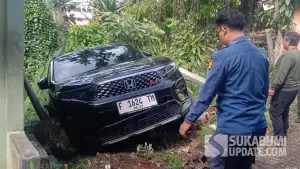 Kondisi mobil yang nyaris terjun ke jurang di Cibadak, Sukabumi. Rabut (29/10/2025). (Sumber: Dok Damkar)