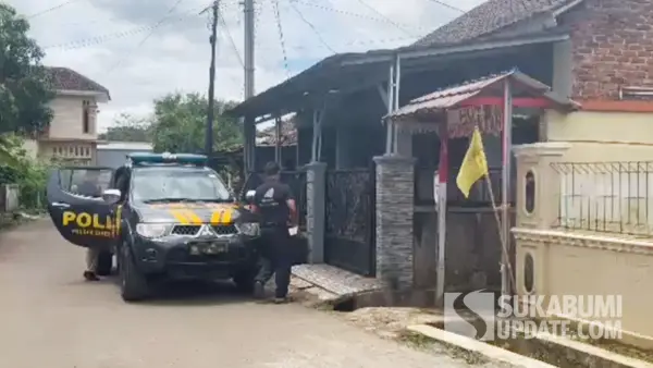 Pihak kepolisian di rumah duka, siswi MTsN Cikembar akhiri hidup karena alami dugaan bullying di sekolah (Sumber : sukabumiupdate)