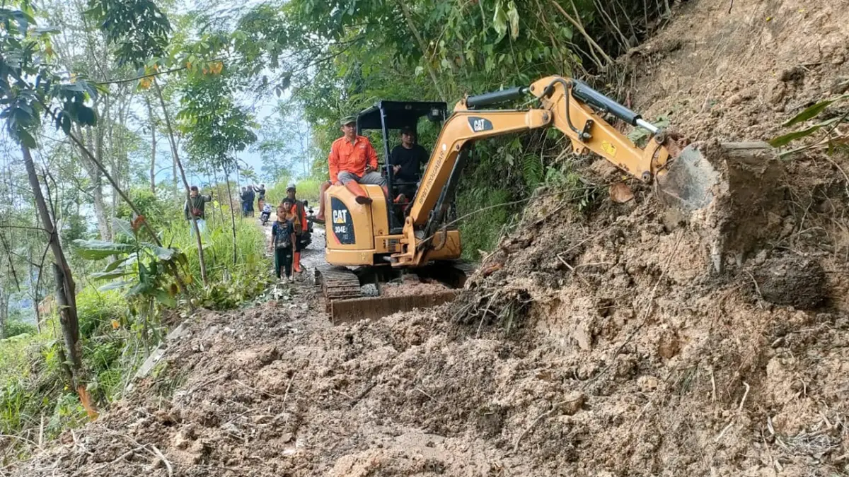 Evakuasi longsor oleh BPBD Sukabumi.