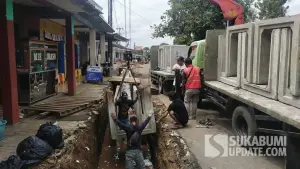 Para pekerja sedang memasang U - Ditch di Kampung Galumpit Desa Sukamukti, Kecamatan Waluran. (Sumber: Dok Warga)