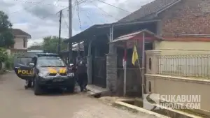 Polisi saat berada di rumah duka di Kecamatan Cikembar, Kabupaten Sukabumi. (Sumber: SU/Turangga Anom)