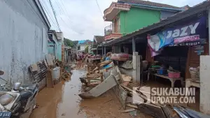 Lumpur penuhi permukiman warga Kampung Tugu Desa Cikahuripan Cisolok Kabupaten Sukabumi pasca banjir bandang. (Sumber Foto: SU/Ilyas)