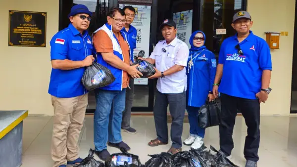Anggota DPRD Jabar A Yamin saat menyerahkan bantuan dari Fraksi Partai Demokrat Jabar untuk korban bencana alam Cisolok Sukabumi. (Sumber Foto: Istimewa)