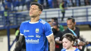 Ciro Alves bersama putrinya memasuki lapagan menjelang pertandingan Persib Bandung (Sumber: Instagram/@bellamondadorialves_)