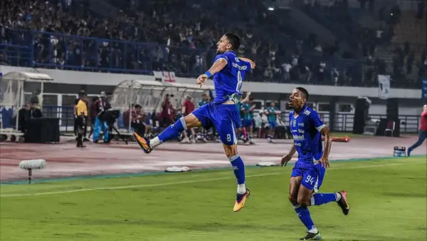Selebrasi Luciano Guaycochea setelah mencetak gol ke gawang Persis Solo di Stadion Gelora Bandung Lautan Api, Senin lalu. (Sumber: Instagram/@luchoguayco)