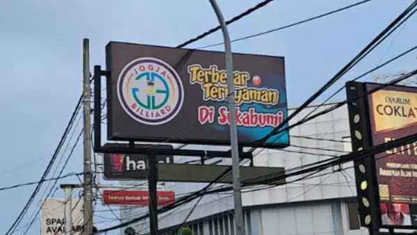 Reklame milik Jogja Biliard di Jalan A Yani Kota Sukabumi. (Sumber: Dok: Warga)