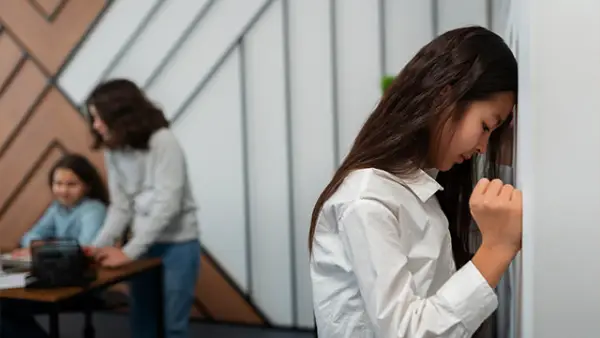 Ilustrasi - Kasus dugaan bullying di Sukabumi yang menimpa seorang siswi membuka mata kita tentang pentingnya menjaga kesehatan mental remaja. (Sumber : Freepik.com/@Freepik).