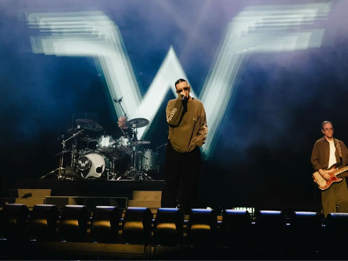 Weezer di Soundrenaline saat menutup hari pertama festival di panggung utama, tampil pada Sabtu, 26 November 2022.