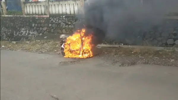Satu unit sepeda listrik terbakar di Kecamatan Kabandungan, Kabupaten Sukabumi, Jawa Barat (Sumber: FB/KabandunganInfo)
