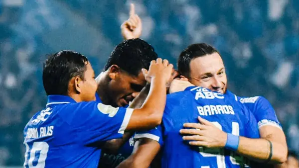 Pemain Persib melakukan selebrasi Ramon Tanque mencetak gol (Sumber: Instagram/@marcklok)