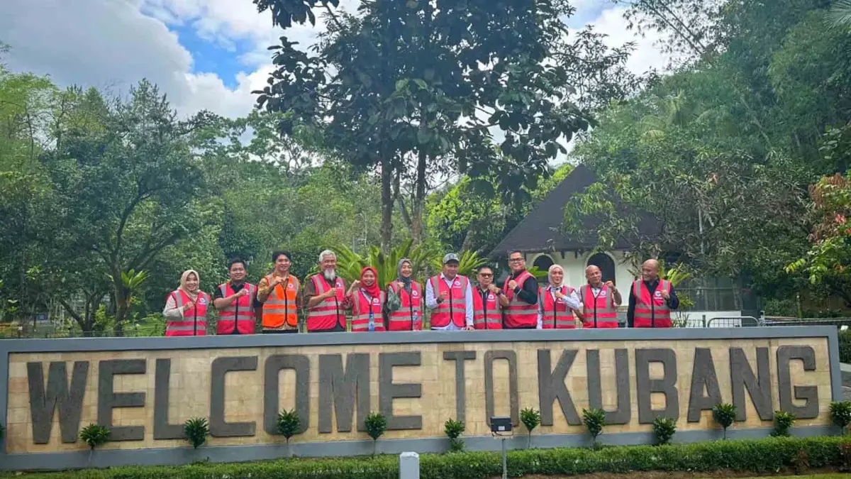 Tim BKPN dan pihak AQUA berfoto bersama di kawasan sumber air di Pabrik AQUA Mekarsari.