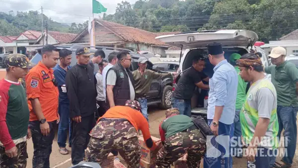 Ketua Komisi II DPRD Kabupaten Sukabumi, Hamzah Gurnita salurkan bantuan untuk warga terdampak bencana banjir bandang di Desa Cikahuripan, Kecamatan Cisolok, Kamis (30/10/2025). (Sumber Foto: SU/Ilyas)