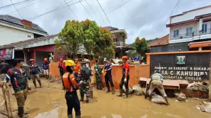 Relawan Sehati saat membantu clean up pasca bencana banjir di Cisolok, Kabupaten Sukabumi | Foto : Dok. Sehati