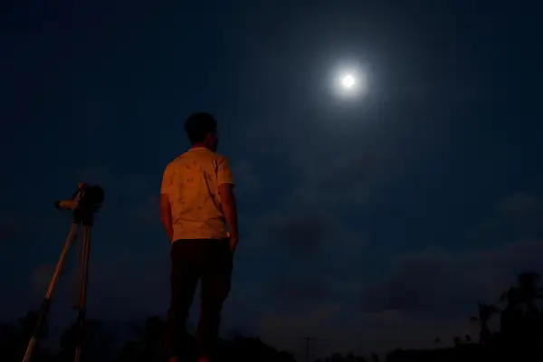 Rindu Purnama Kombinasi antara kualitas lagu dan citra KDM yang positif telah menciptakan ruang komunitas digital yang penuh dengan empati, kekaguman, dan aspirasi politik. (Sumber : Canva)