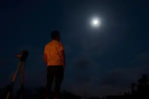 "Rindu Purnama" Kombinasi antara kualitas lagu dan citra KDM yang positif telah menciptakan ruang komunitas digital yang penuh dengan empati, kekaguman, dan aspirasi politik. (Sumber : Canva)