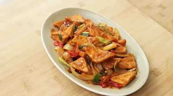 Resep Tahu Oseng Saus Padang, Pedas, Gurih, dan Kenyal yang Menggoda (Sumber : Youtube | Devina Hermawan)