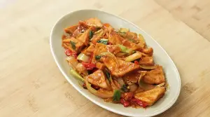 Resep Tahu Oseng Saus Padang, Pedas, Gurih, dan Kenyal yang Menggoda (Sumber : Youtube | Devina Hermawan)