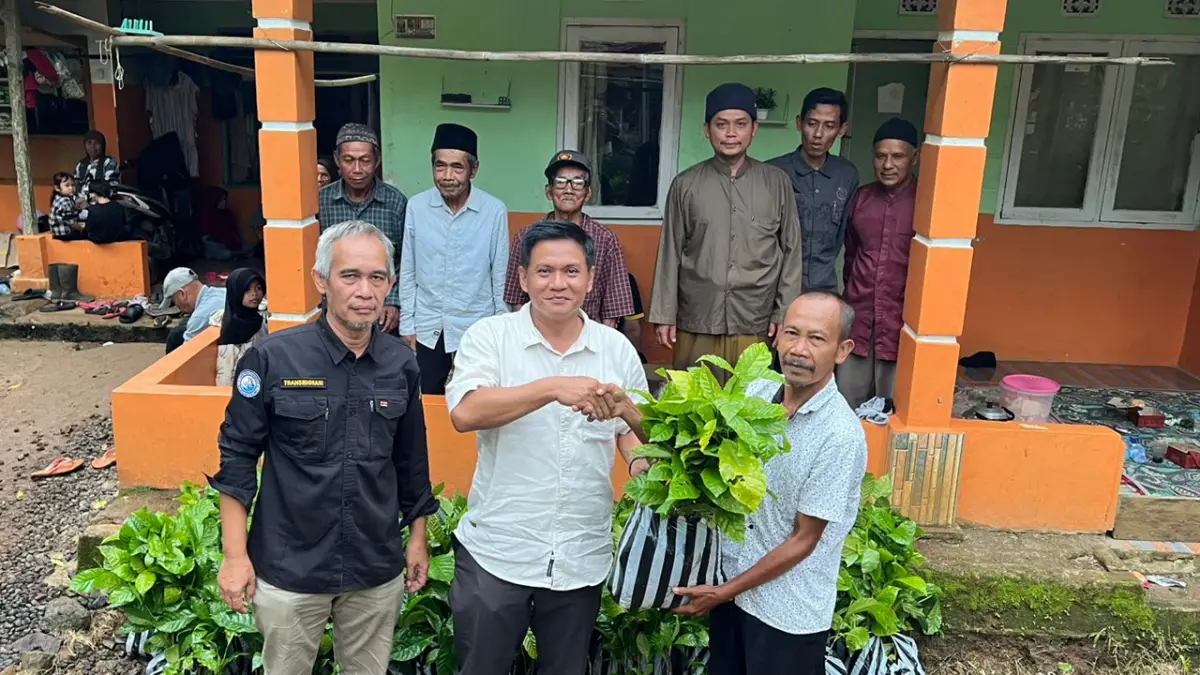 Disnakertrans Sukabumi Tinjau Warga Transmigrasi Lokal di Sagaranten, Serahkan Bantuan Meja dan Bibit Kopi