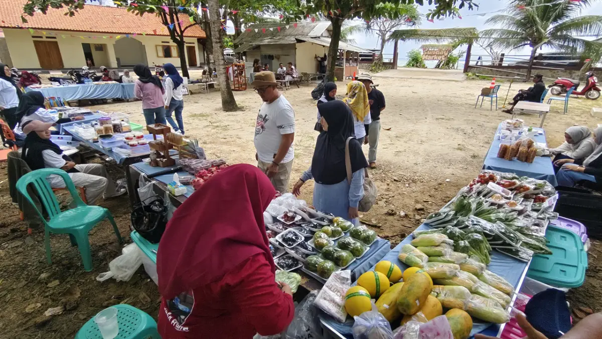 Kepala Dinas Pariwisata Kabupaten Sukabumi saat mengunjungi Sunday Market di Pantai Ujunggenteng | Foto : Dok. Panitia