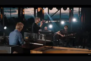 Vokal Morten Harket menjadi titik fokus absolut, ia menyajikan lirik dengan dinamika yang lebih terkontrol dan rentan. a-ha - Take On Me [ Live From MTV Unplugged,Giske /2017] (Sumber: youtube/@a-ha)