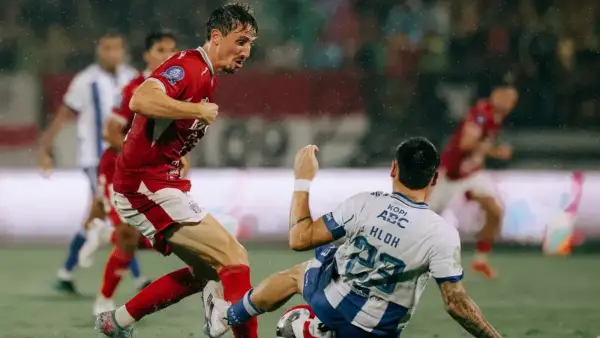 Aksi Marc Klok duel dengan Tim Receveur di laga tadi malam (Sumber: Instagram/@baliunitedfc)