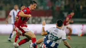 Aksi Marc Klok duel dengan Tim Receveur di laga tadi malam (Sumber: Instagram/@baliunitedfc)