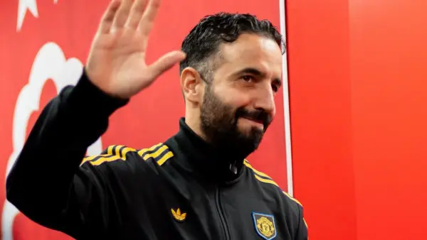 Ruben Amorim menyapa para oenggemar sebelum menghadapi Nottingham Forest tadi malam. (Sumber: instagram/@manchesterunited)