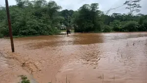Kondisi saat banjir di Kecamatan Purabaya, Kabupaten Sukabumi, 31 Oktober 2025, akibat meluapnya Sungai Cibening. (Sumber : Dok warga).