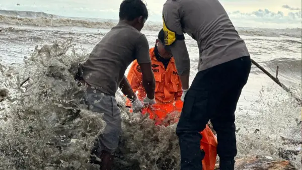 Evakuasi mayat pria di muara cibuni Tegalbuleud Sukabumi (Sumber: dok timsar)