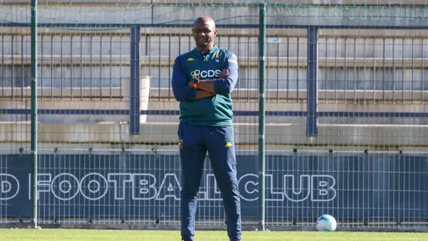 Patrick Vieira memimpin latihan skuad Genoa FC (Sumber: web/genoacfc.it)