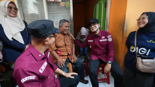 Wali Kota Ayep Zaki, bersama Wakil Wali Kota, Bobby Maulana, serta Kepala Dinas Sosial di keluarahan Subang Jaya (Sumber: dokpim kota sukabumi)