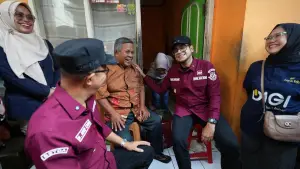 Wali Kota Ayep Zaki, bersama Wakil Wali Kota, Bobby Maulana, serta Kepala Dinas Sosial di keluarahan Subang Jaya (Sumber: dokpim kota sukabumi)