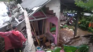 Rumah warga Bojongkopo Warungkiara Kabupaten Sukabumi rusak dihantam longsor (Sumber: dok p2bk)