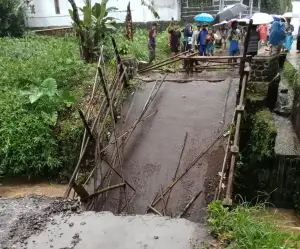 Jembatan penghubung 2 desa di Cikembar Sukabumi ambruk (Sumber :Dok p2bk)
