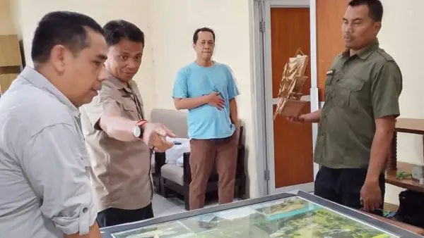 Kepala Dinas Pariwisata Kabupaten Sukabumi, Ali Iskandar saat meninjau Geopark Information Center (GIC) di Palabuhanratu. (Sumber: Dok Dispar)