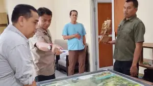 Kepala Dinas Pariwisata Kabupaten Sukabumi, Ali Iskandar saat meninjau Geopark Information Center (GIC) di Palabuhanratu. (Sumber: Dok Dispar)