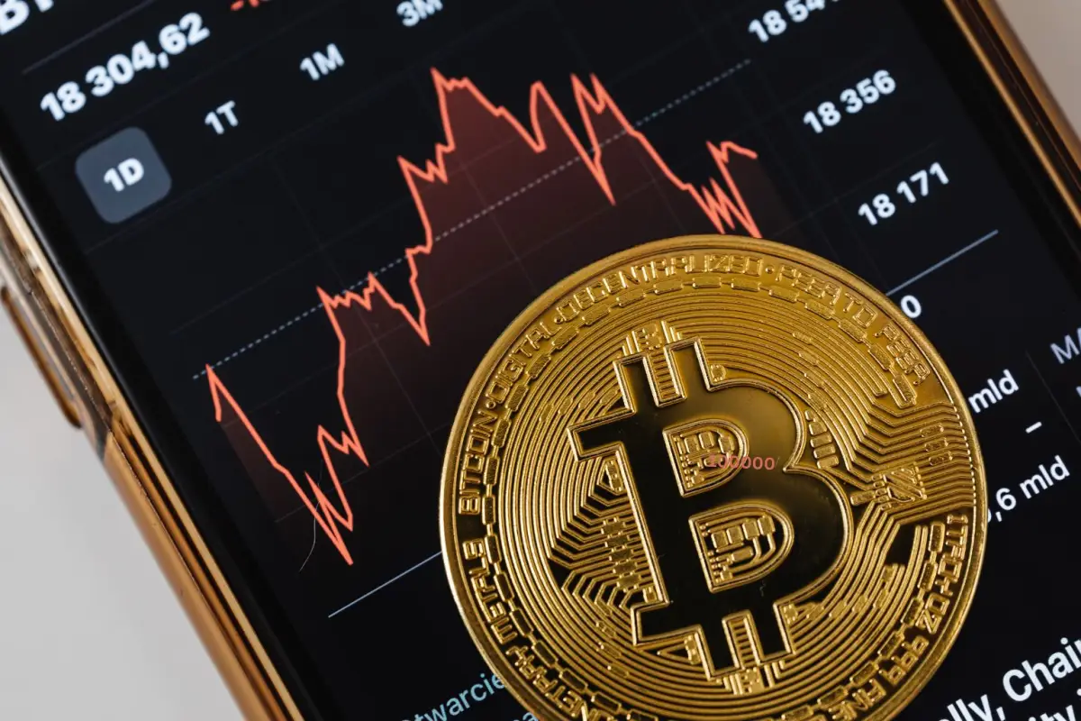 Indonesia akan segera memasuki babak baru dalam sejarah uang. Bukan hanya sekadar kartu atau saldo dompet digital di ponsel Anda, melainkan Rupiah Digital