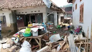 Material lumpur ndan sampah masih menumpuk di lokasi Banjir Bandang Cisolok Sukabumi. Senin (3/11/2025). (Sumber: SU/Ilyas Supendi)
