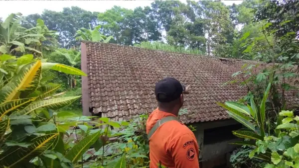 Kondisi atap gedung SDN Pakuhaji di Parungkuda Sukabumi. (Sumber : Dok BPBD)