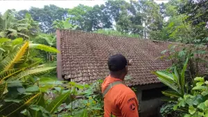 Kondisi atap gedung SDN Pakuhaji di Parungkuda Sukabumi. (Sumber : Dok BPBD)